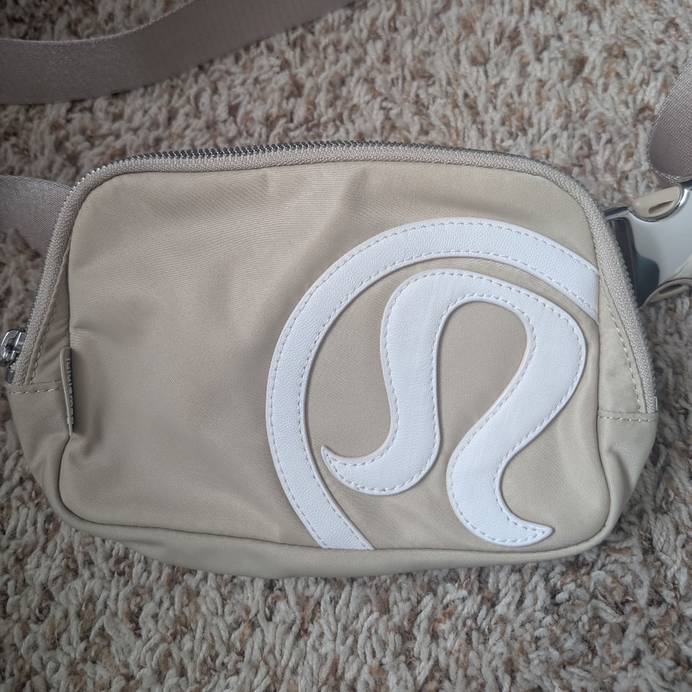 Lululemon Tan & White Everywhere Belt Bag